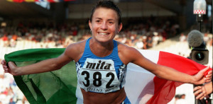 Annarita Sidoti con la medaglia d'oro alla fine della 20 chilometri marcia dei Mondiali di atletica di Atene del 1997 (AP Photo/Doug Mills, File)