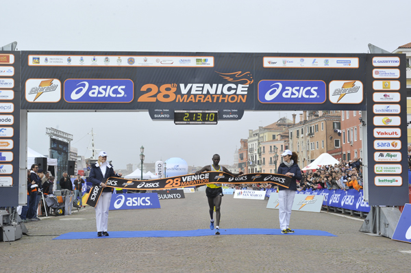 Lalli sul podio con i keniani alla "Venicemarathon"