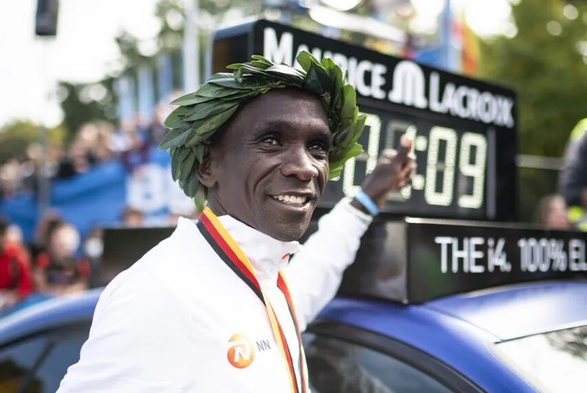 Kipchoge, nuovo record del mondo della maratona a Berlino